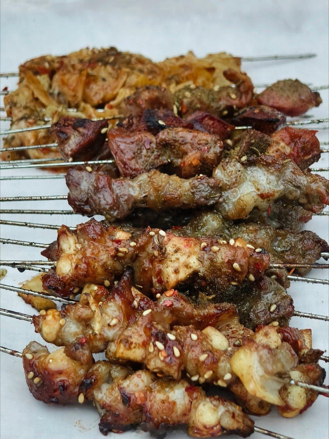 家门口一个好吃的锦州烧烤野摊；我点的串刚烤好上桌；城管就过来跟老板说他被举报了 