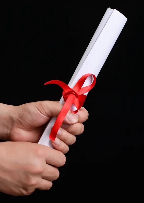 原来孩子的松弛感是家庭给的，是父母给的。

现在的大学生，毕业生很大压力。

他