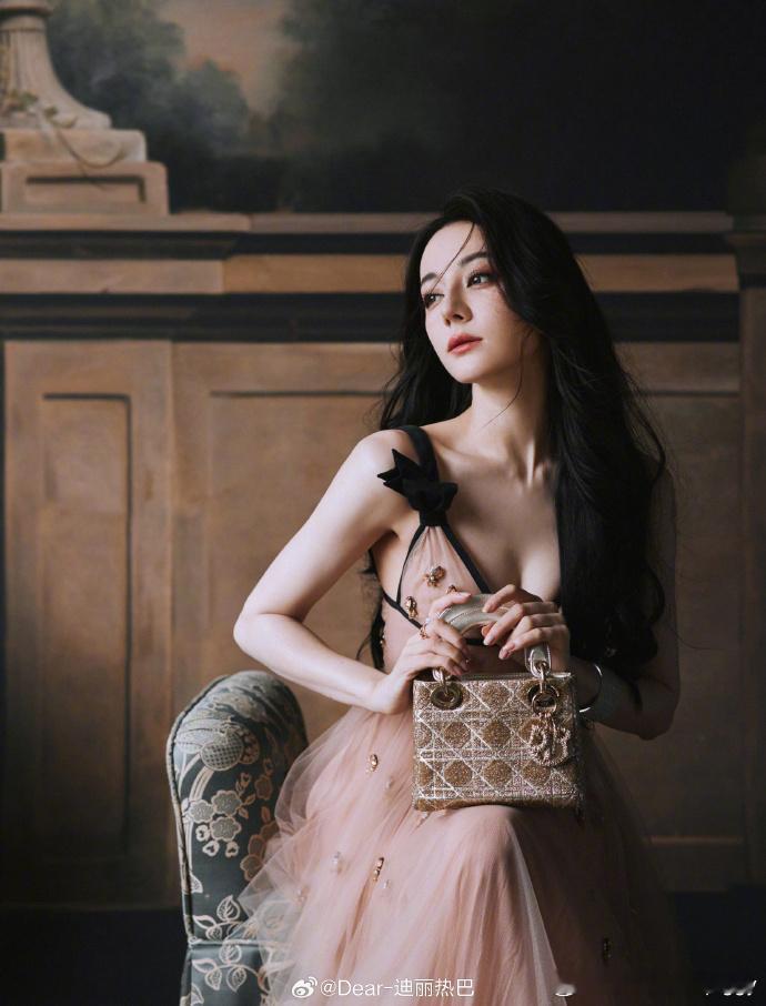 #于正排四大花旦四小花旦# 于正排的花旦~顶流迪丽热巴。四大花旦：杨紫、白鹿、赵
