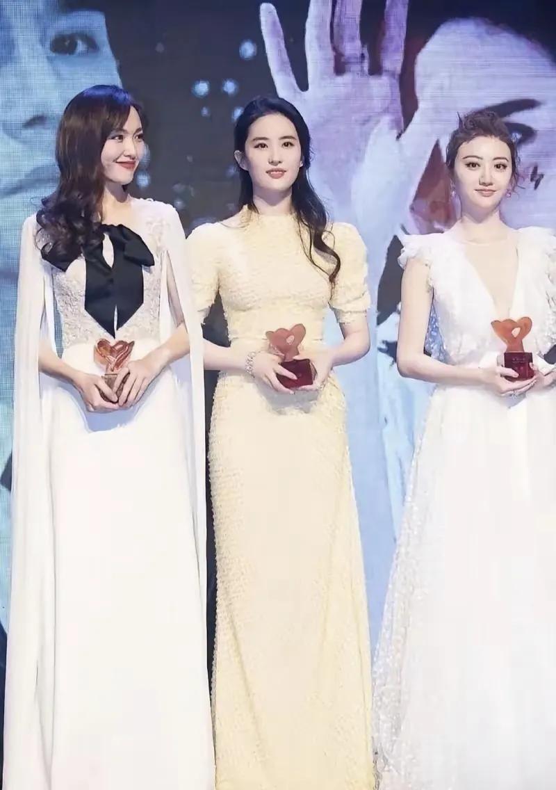 刘亦菲、唐嫣和景甜同台比美，年龄上景甜赢了，身高上唐嫣赢了，气质上刘亦菲赢了，颜