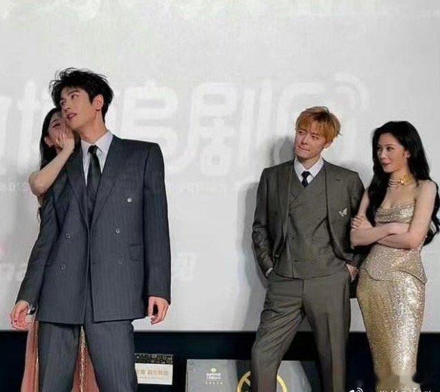 鹤秋看张凌赫王楚然的表情看这场活动节目组安了大量高甜互动环节。张凌赫、王楚然牵手