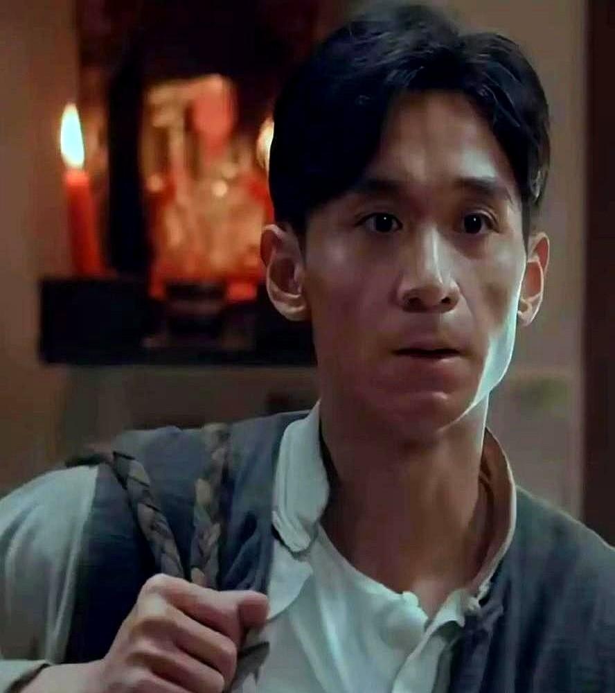 最近追《沉默的荣耀》，有人嫌翁连旺太“分裂”吗？

一边阴狠捞钱，一边偷偷给残疾