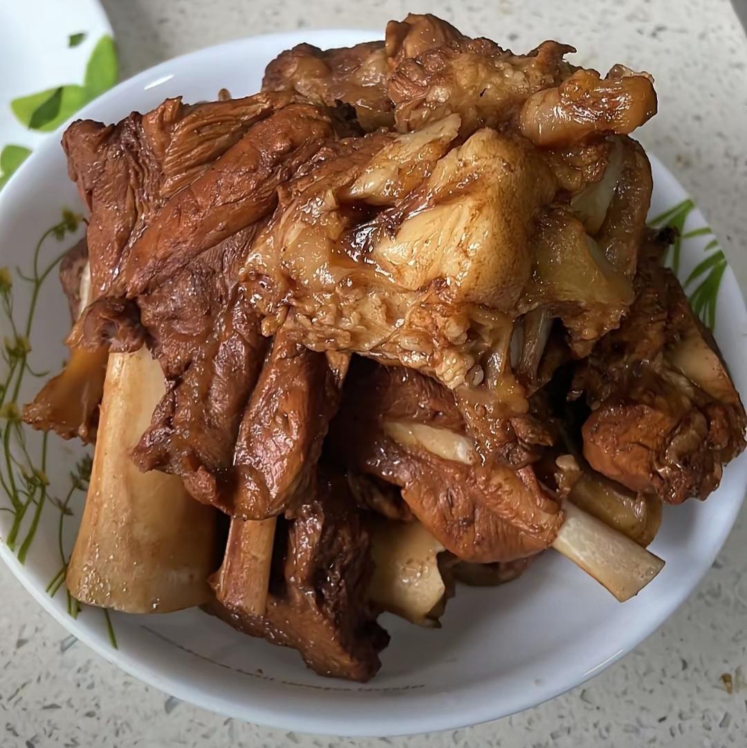 香浓入味，软烂入骨的酱大骨，这个酱大骨是东北好吃还是山东好吃呢？就是北方的一道特