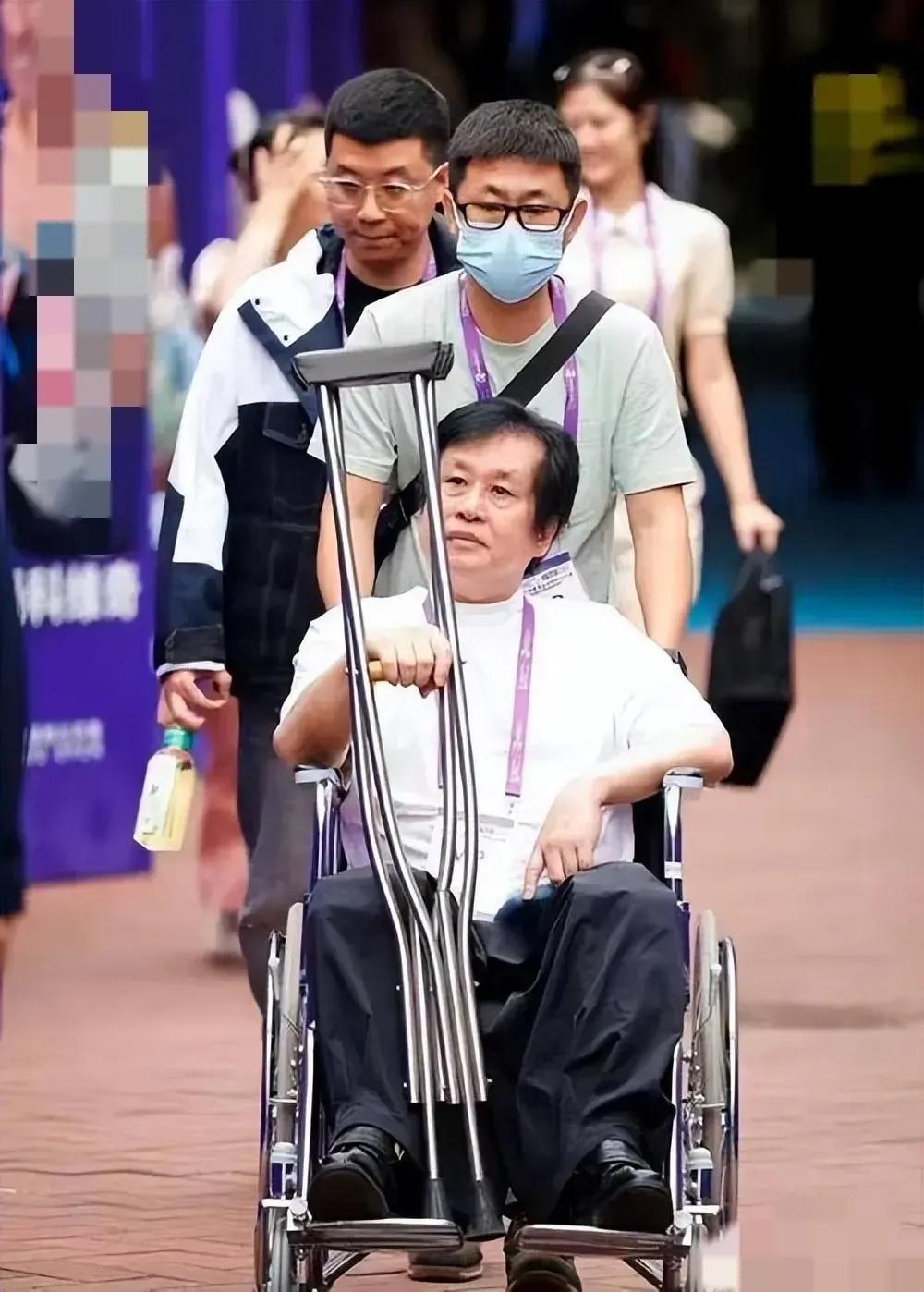 上海机场安检严，新疆航班双拐要托运…郑智化不满意
    台湾艺人郑智化两个女儿