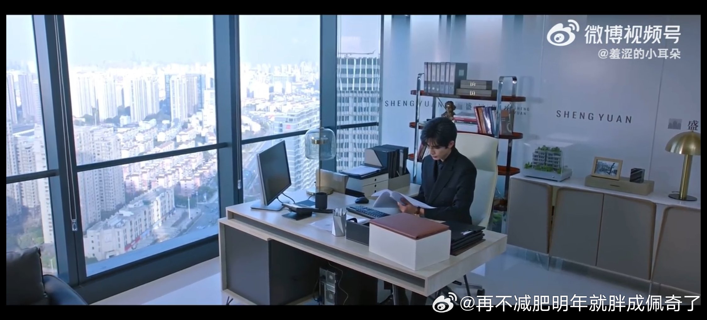 这一个“总”的办公桌也太小了吧跟个普通工位差不多大配色、材质、设计也差我们部门经