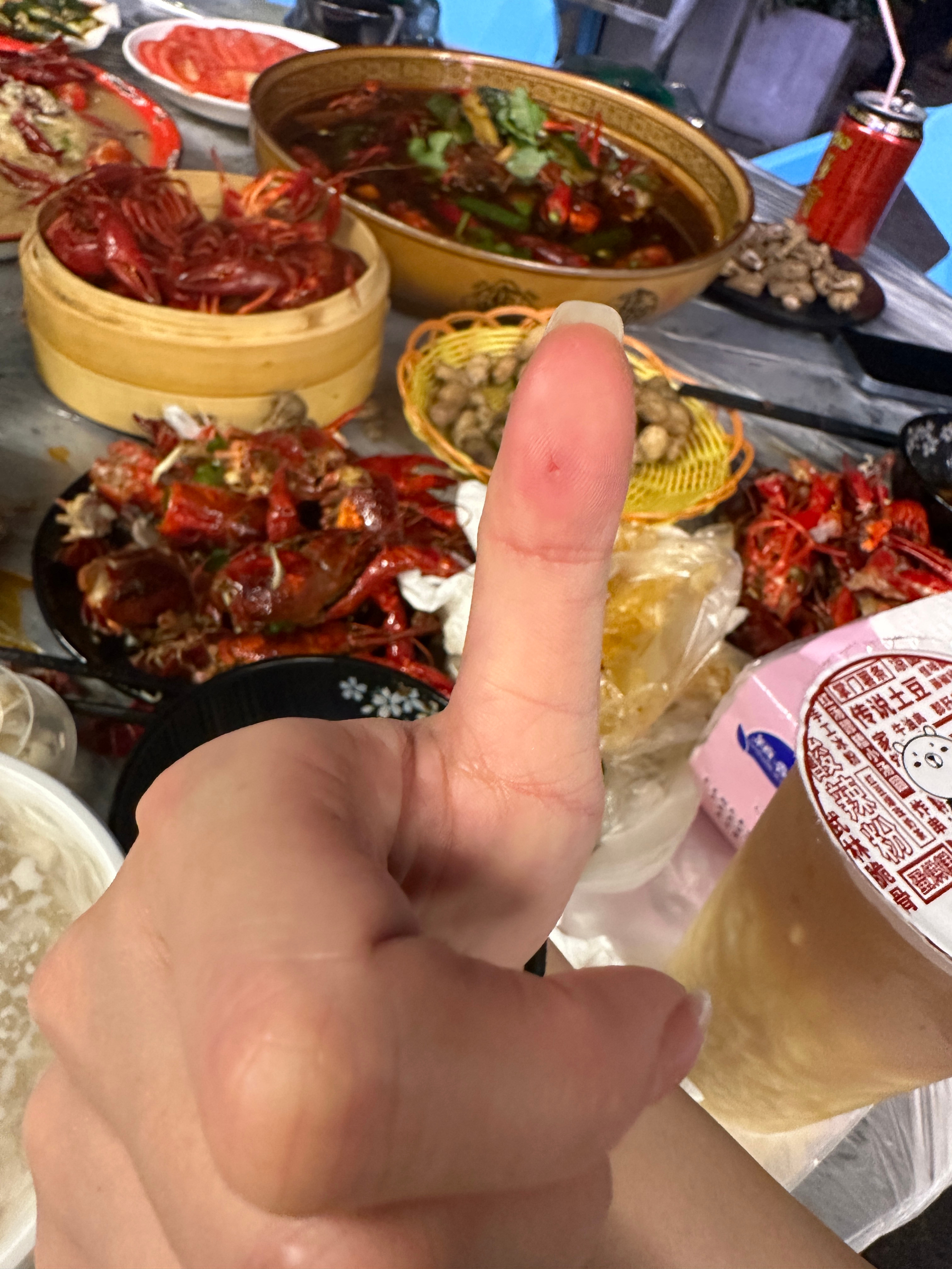 今年第一顿小龙虾是被闺蜜硬拉去的～雷雨季节不好飞 异常疲惫。 ​​​