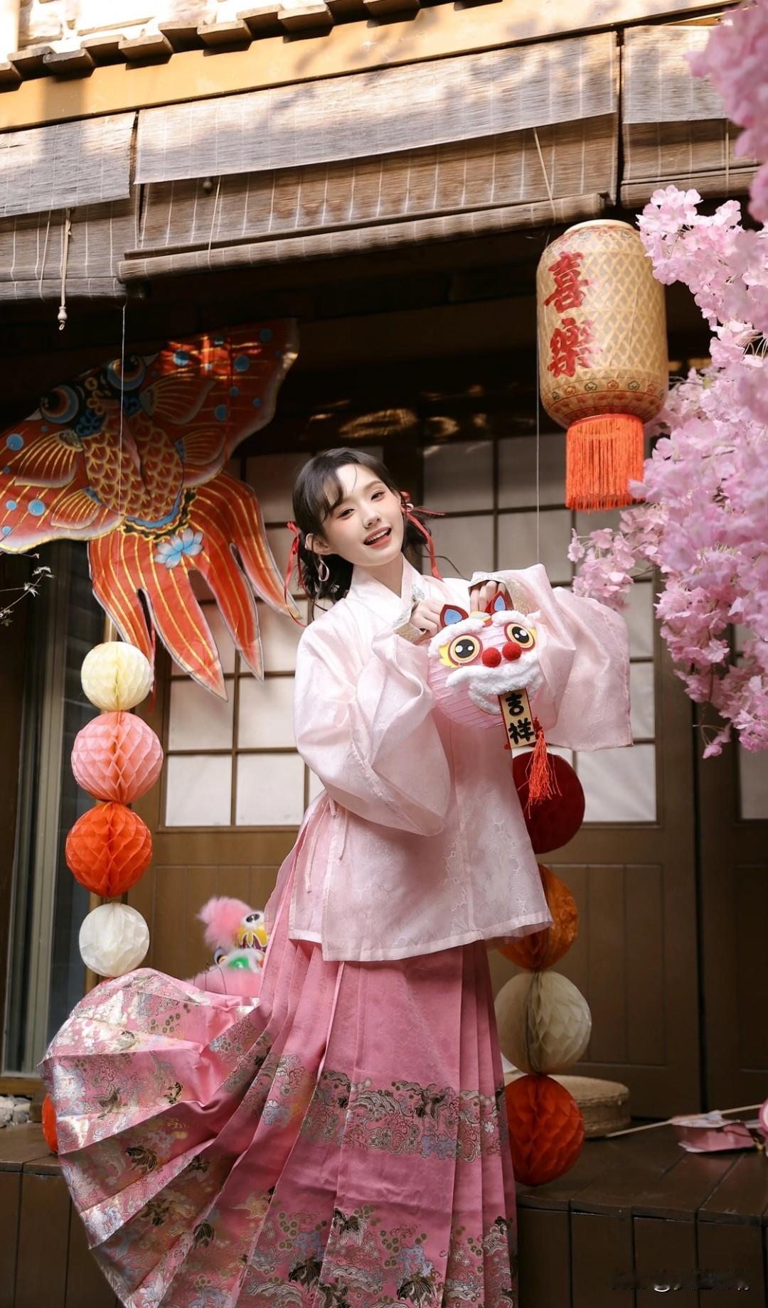 春日花灯映笑颜，喜乐满堂乐无边。