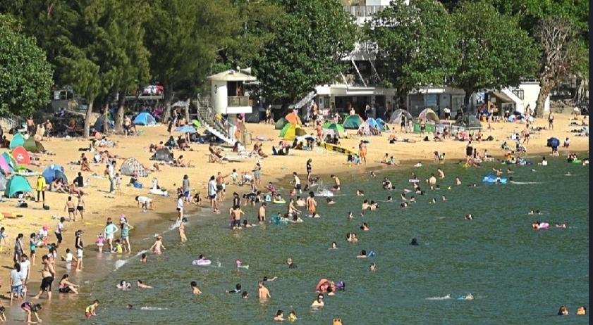 天气炎热游泳注意风险。香港港岛南区深水湾泳滩，今（26日）早上7时09分，姓罗（