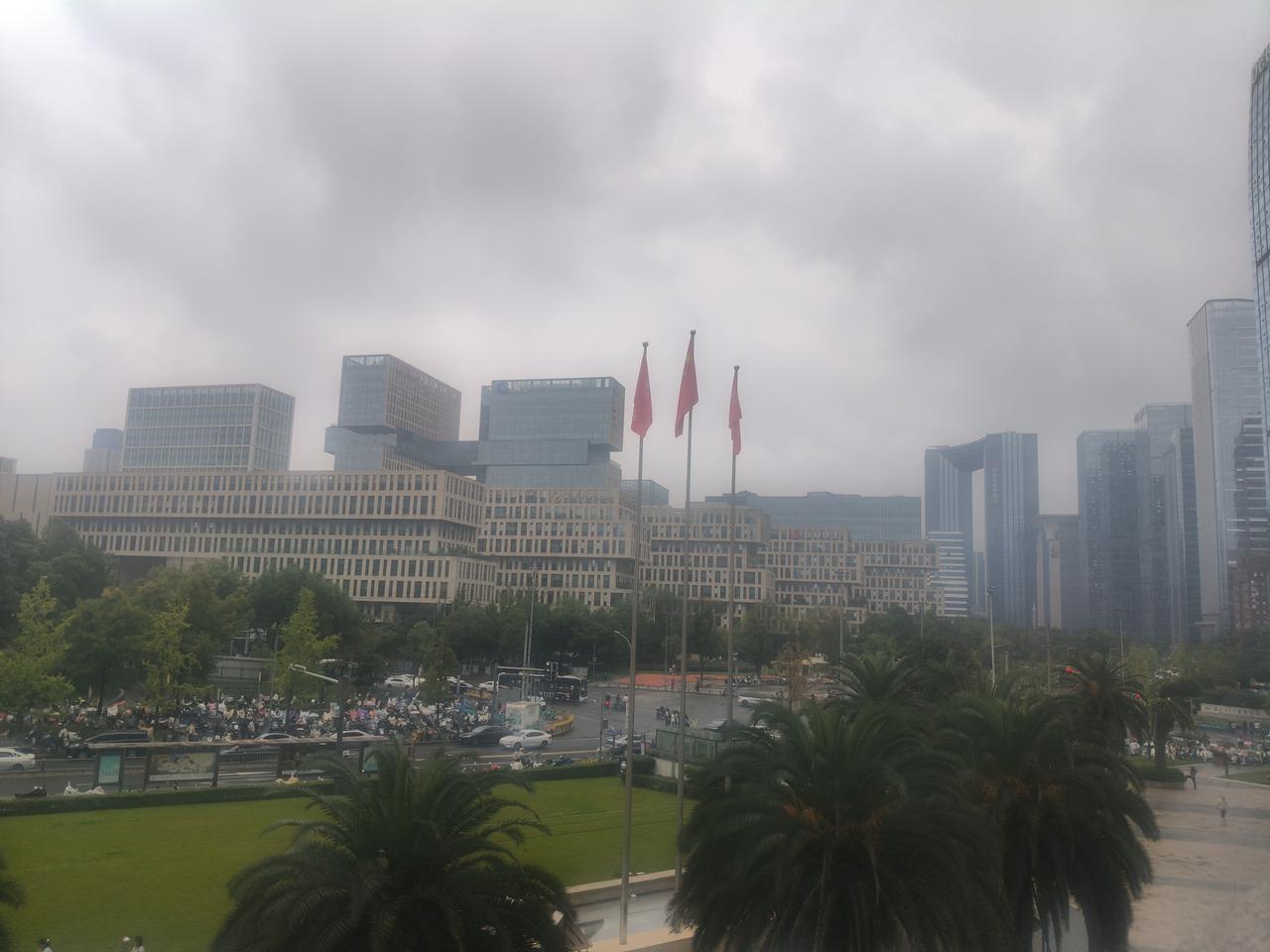成都天府4街，说是成都IT企业核心聚集区真的一点不夸张，阿里巴巴成都大厦坐落在眼