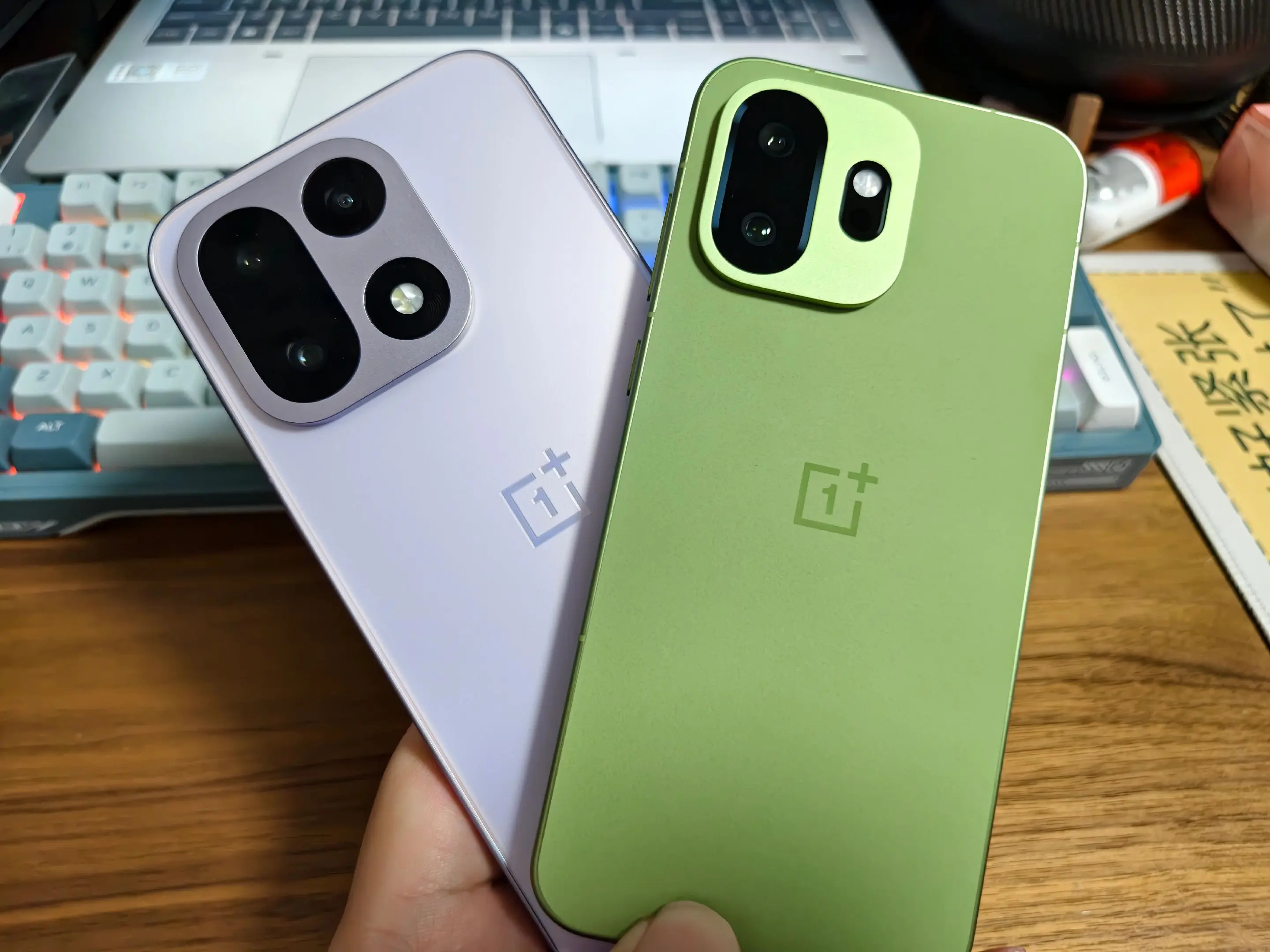 手持一加15和一加15T，尽管提问。这下一加15系列可以说是大小王了...