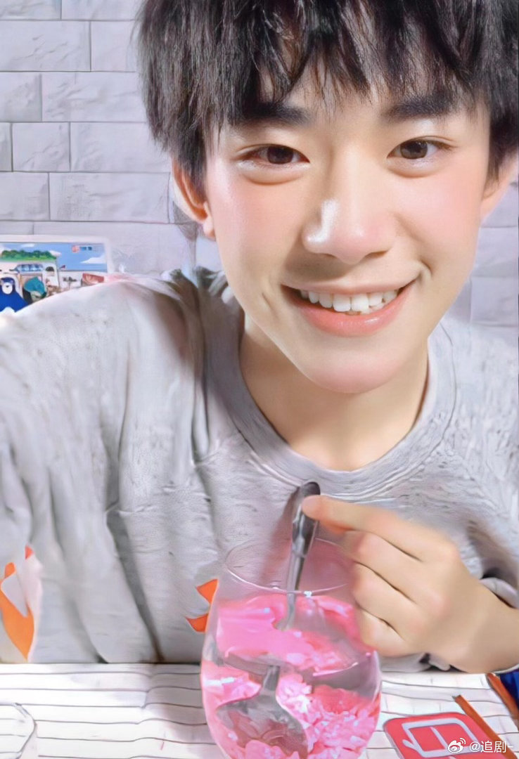 什么村子啊又有王俊凯又有易烊千玺我们的爸爸 安集村口理发太神奇！小男孩剪发前后分