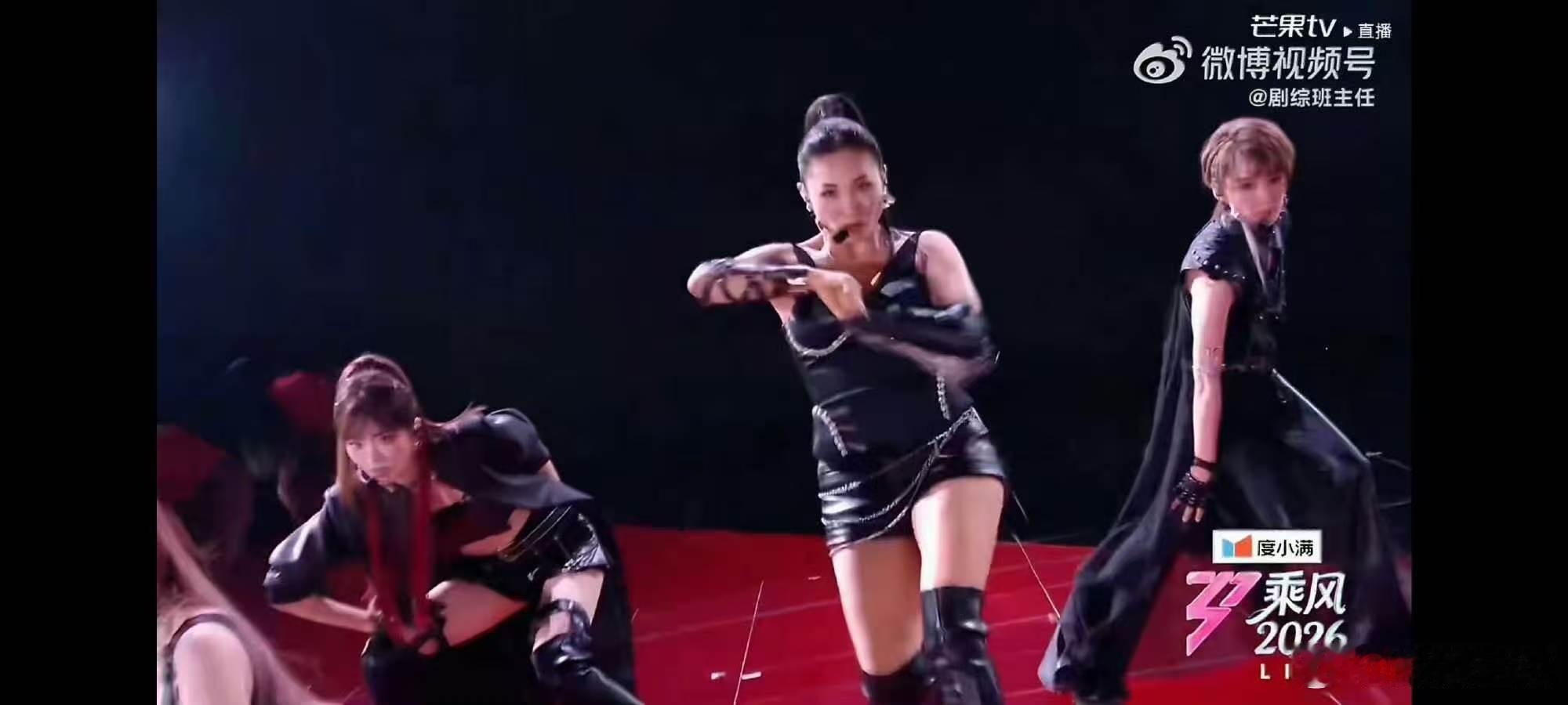 浪7最女团的一个唱跳舞台出现了乘风2026浪七标志性女团舞台诞生，不剪辑全开麦演