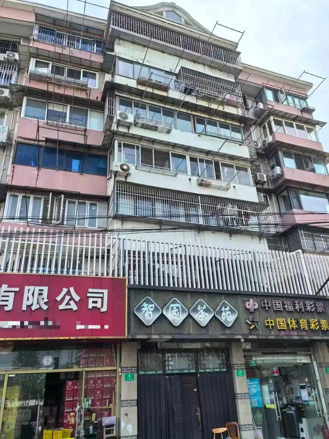 上海，宝山一小区楼下茶室推出“10元随心K”，大爷大妈轮番飙高音，从白天吼到深夜