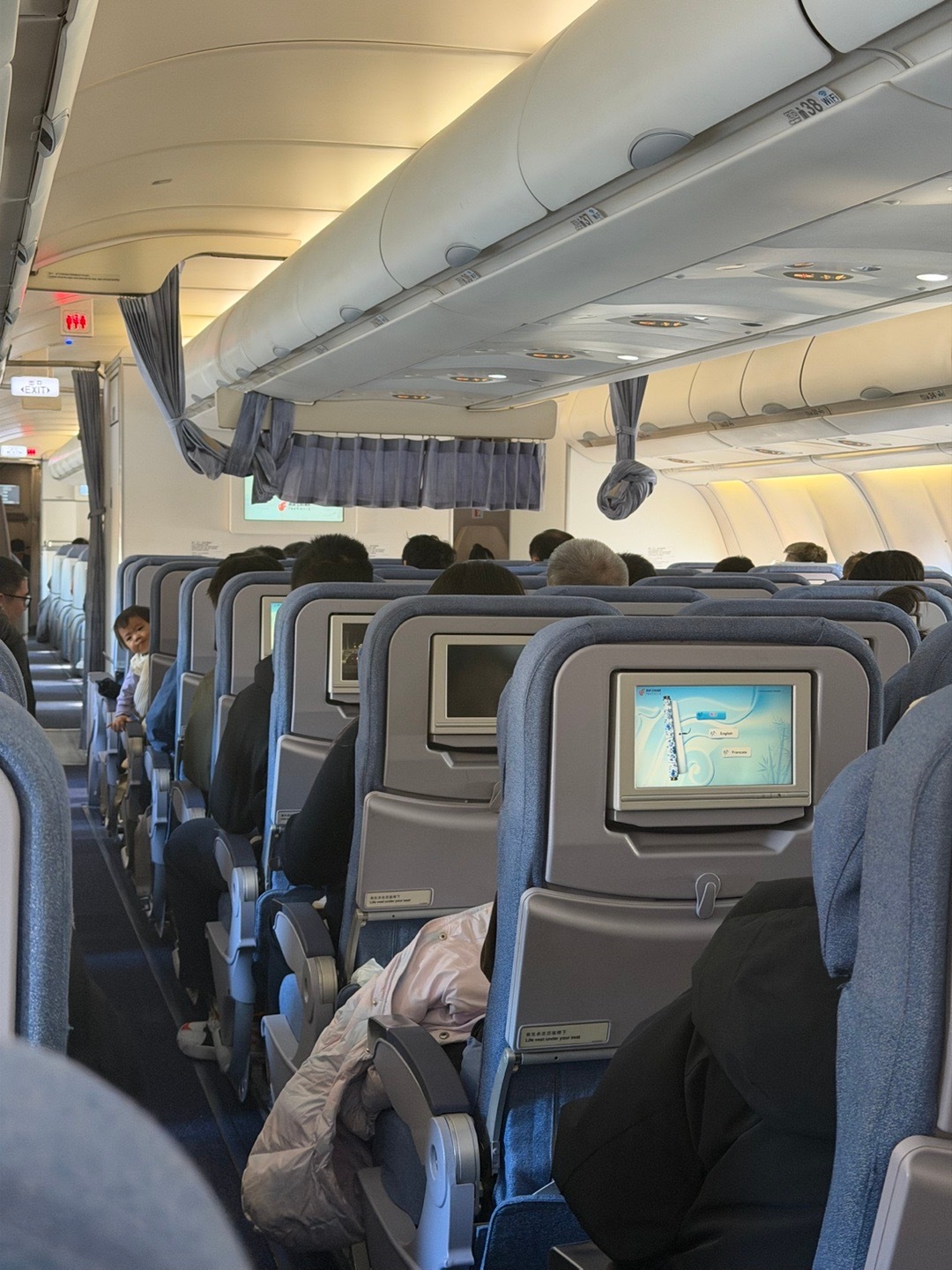 临近新年的航班真的好多孩子…整个机舱都是孩子的打闹声，如果不是降噪耳机，不敢想这