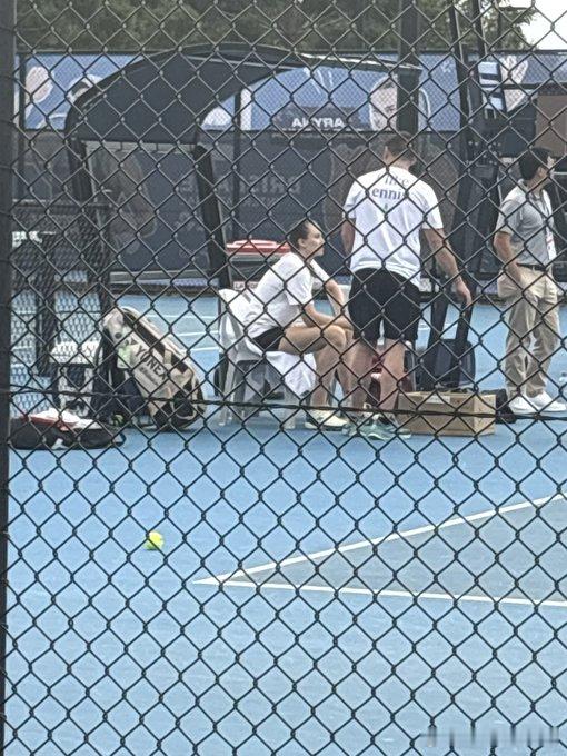 推上粉丝拍到的莱巴金娜正在备战布里斯班，后面还有很郑钦文的表演赛，期待in网球t