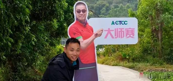 “80后”上班族爬树成全国冠军

近日，长沙“80后”上班族徐潇在厦门举行的A.