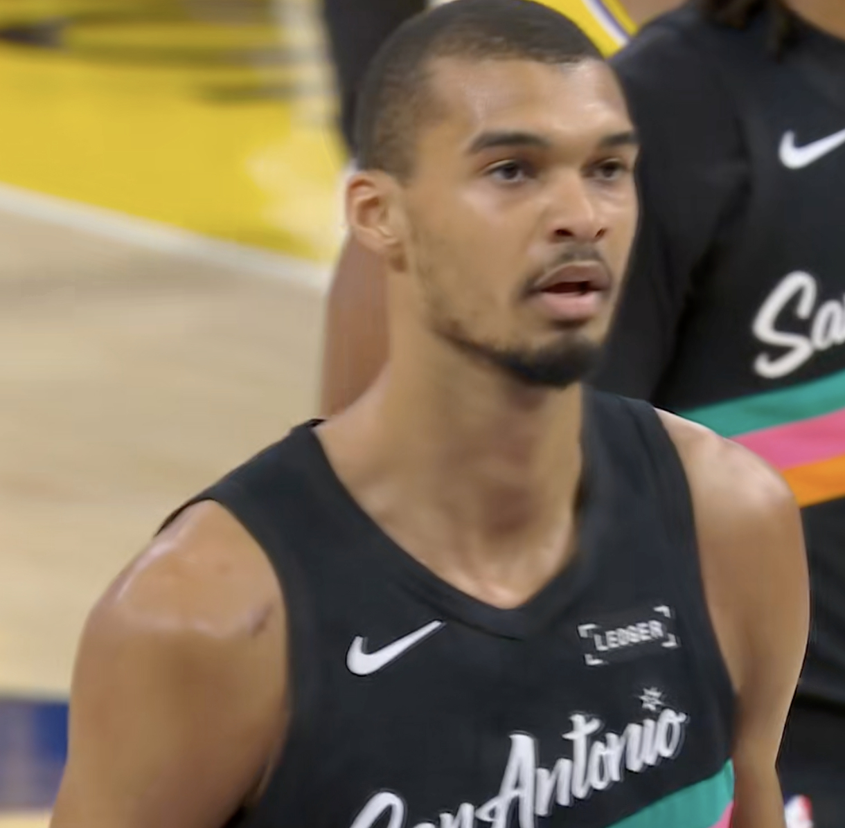 上半场的文班亚马：17投12中三分球5中3 罚球12中1037分8篮板2助攻1抢