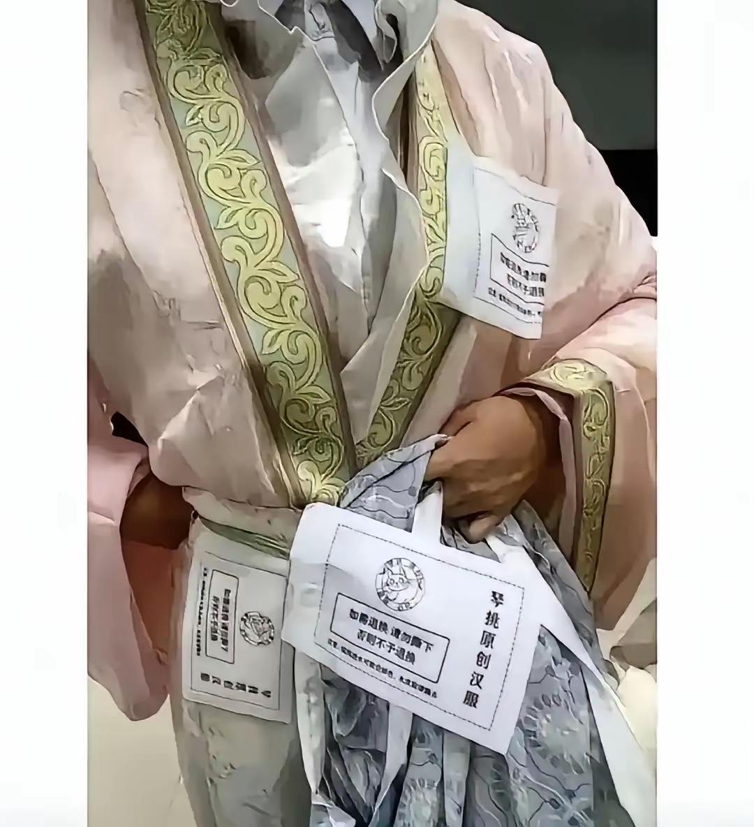 一姑娘网购演出服，用完就想点击退款，被店家拒了。

她转头写小作文，把老板骂得狗