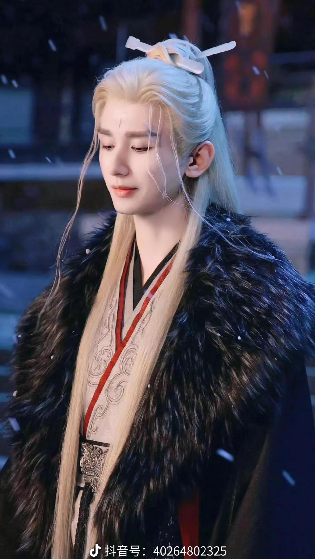 这两天追剧逐玉，我发现我爱看的男主咋都是一个造型😂成毅和张凌赫咋长一样啦😂?