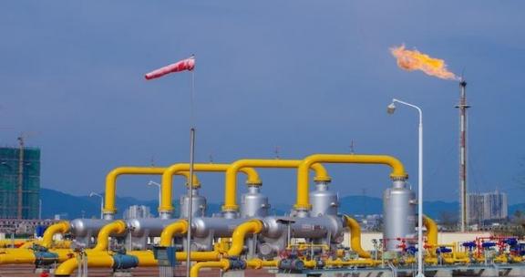 俄罗斯卖原油和天然气给中国，中国支付人民币给俄罗斯。然后，俄罗斯再用人民币在中国