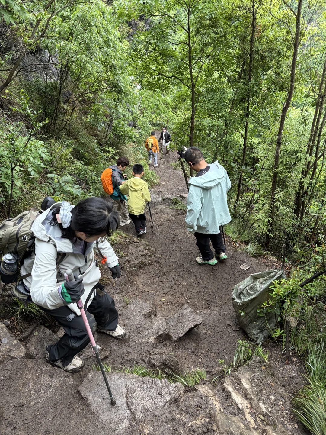 万峰顶5.3实况！！人不多没下雨但是路滑！！