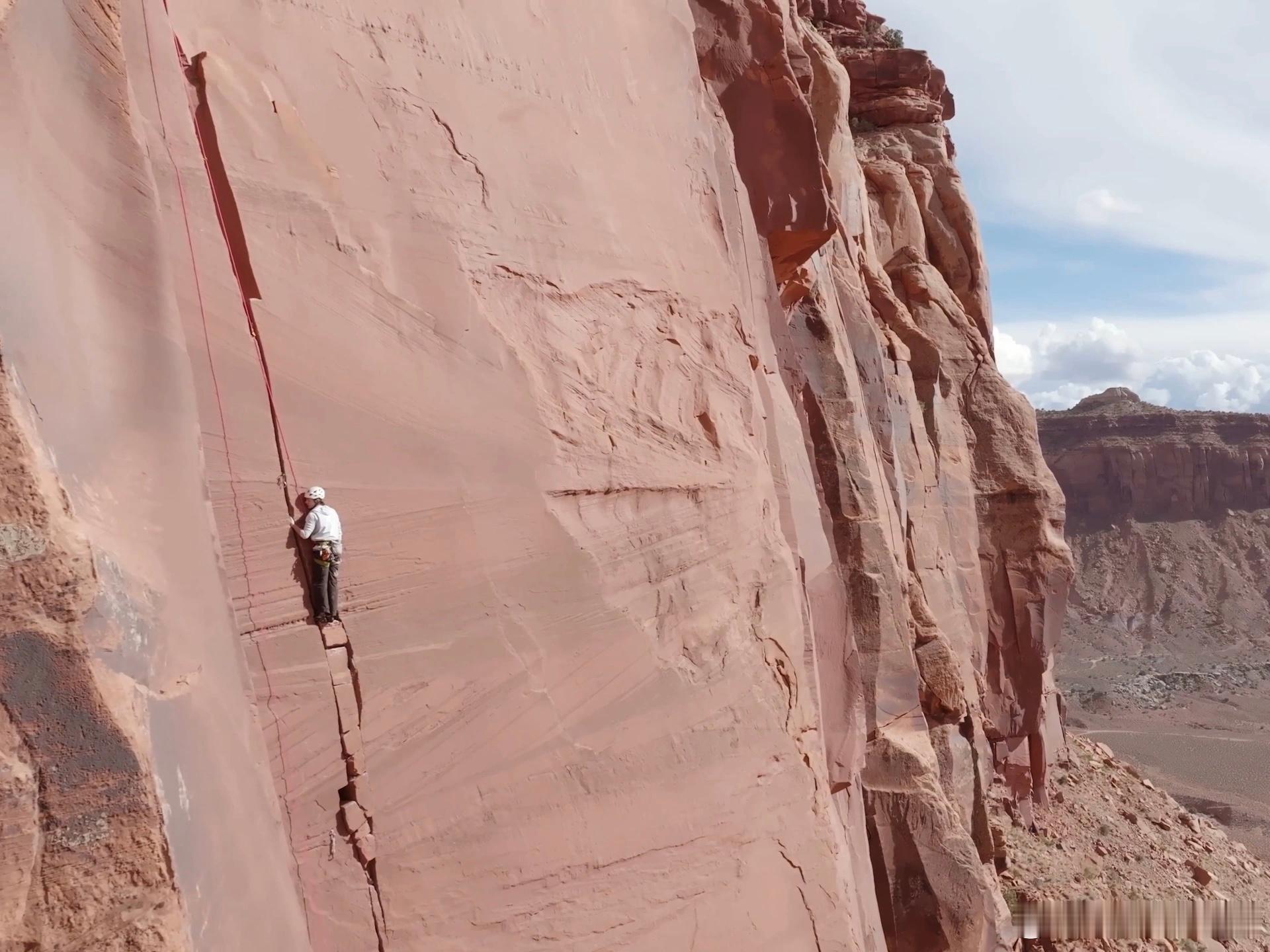 王一博趴在峭壁上那10s在想什么攀爬过程，那叫一个惊心动魄，被他的勇气和无畏精神