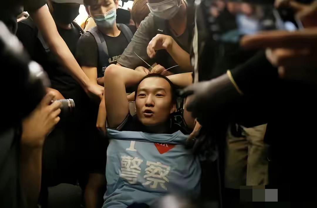 纵容立场不正的人，本质上就是寒了每一位爱国之人的心。

别忘了挺身而出的付国豪，