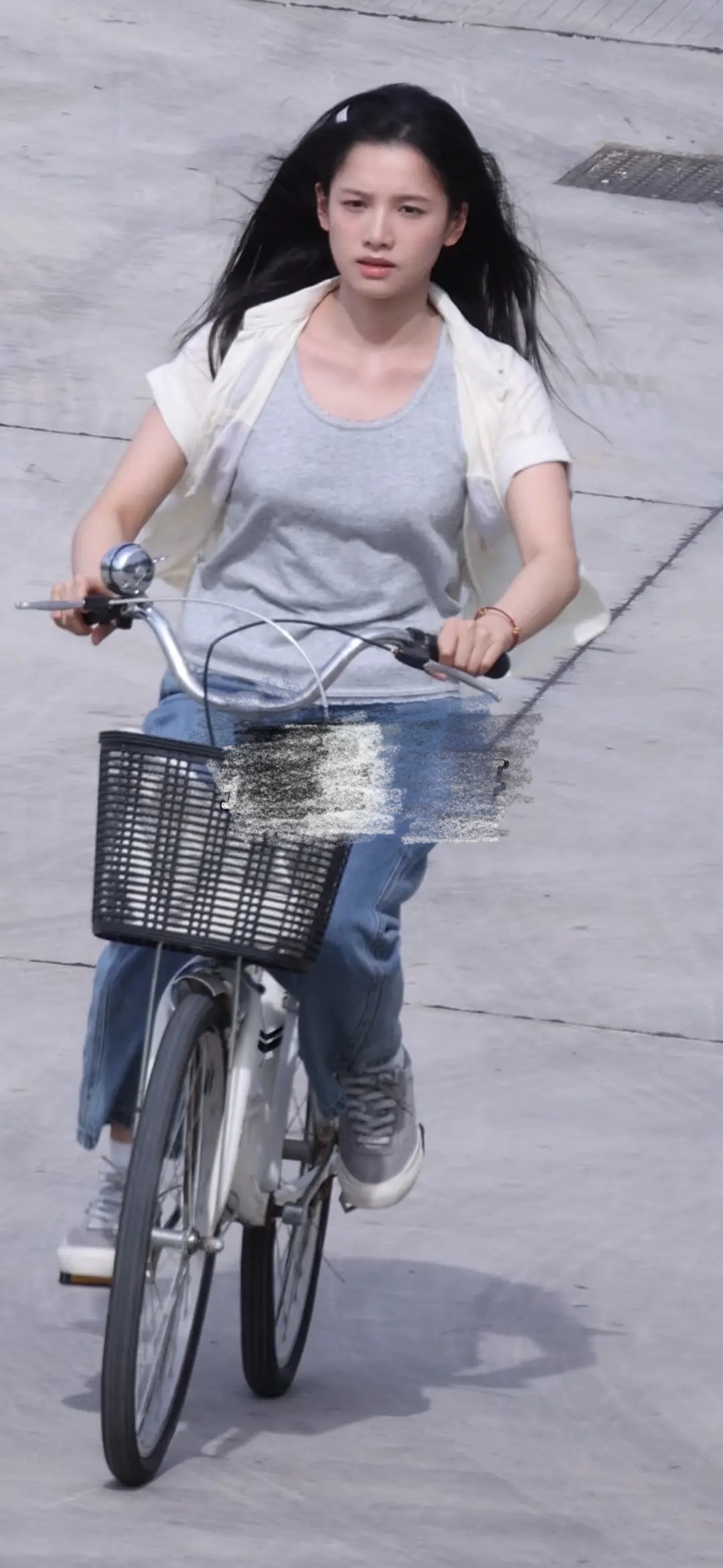 张婧仪这是偶像剧？这是中年妇女骑车上街买菜 ​​​