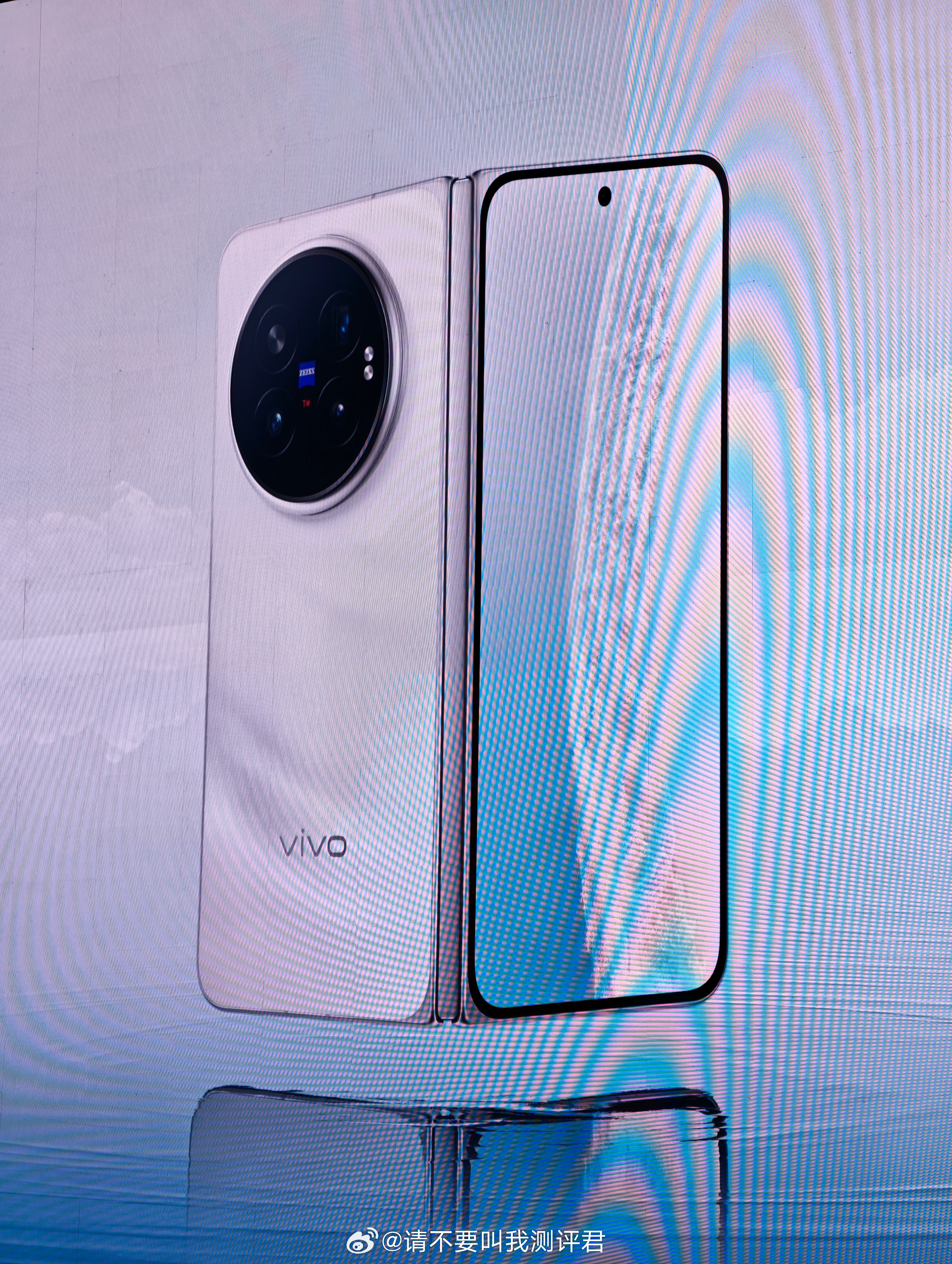 vivo X Fold6的三种配色，分别是蓝洞、盐湖和极夜，大家更喜欢哪一种呢