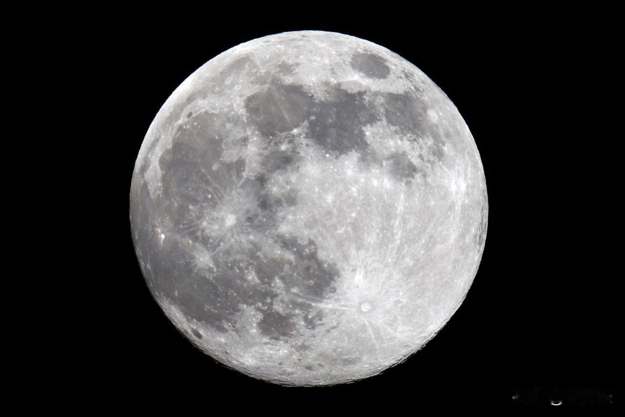 今晚的月亮又大又圆