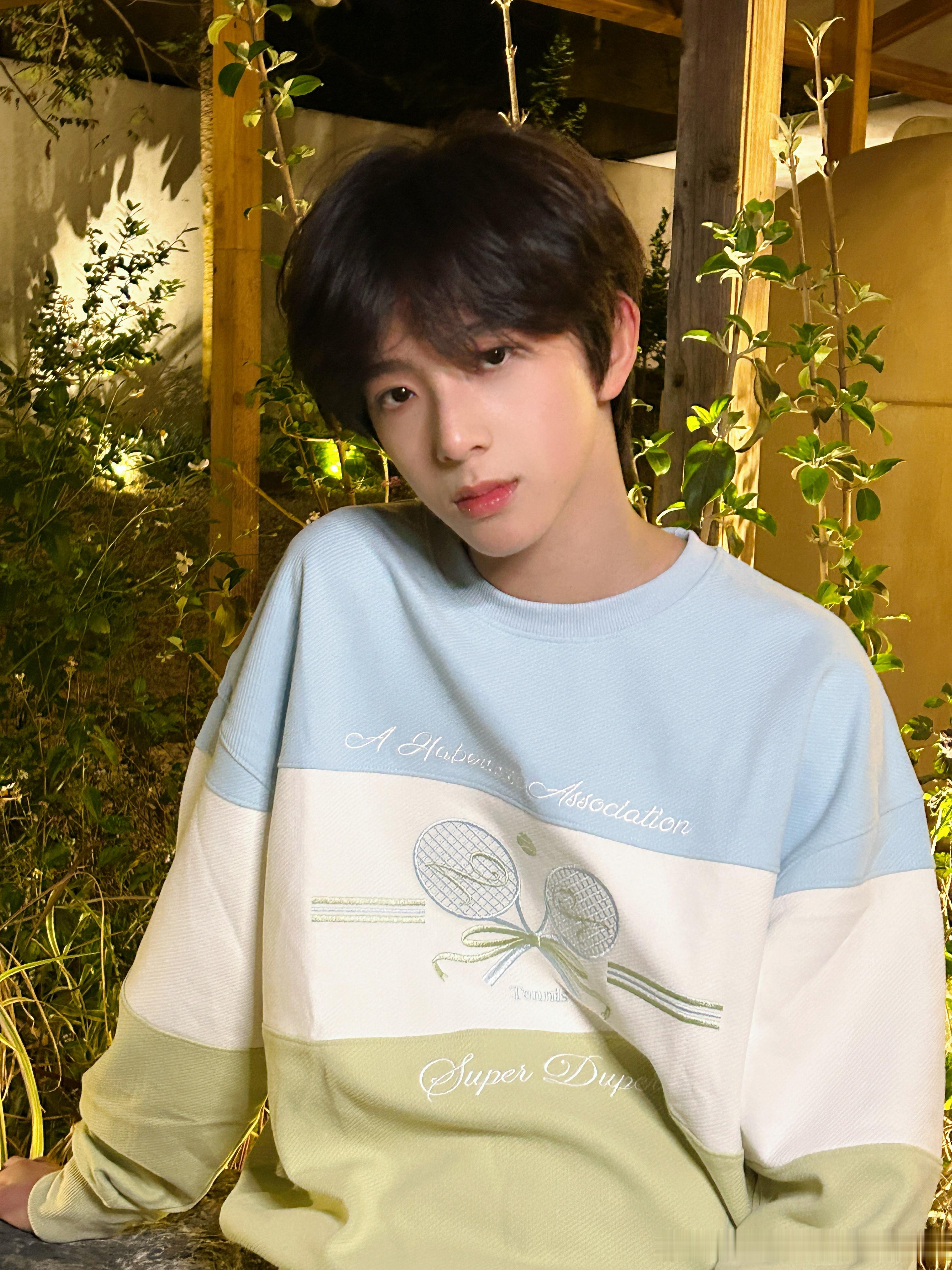 陈浚铭夜晚的花园随拍 陈浚铭夜晚的花园随拍“在夜晚的花园中保持三秒的帅气”帅气又