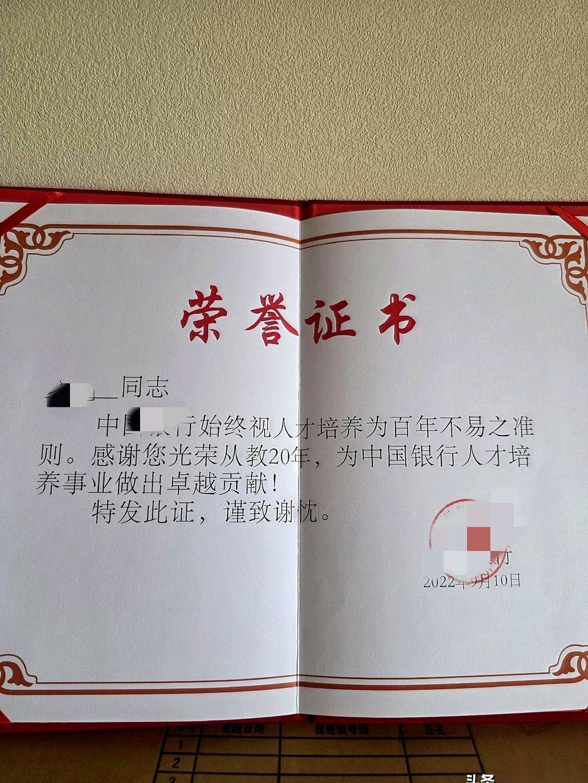 退休第三个年头，一通电话打过来，老陈手里正端着的紫砂壶，悬在半空停了足足两秒。