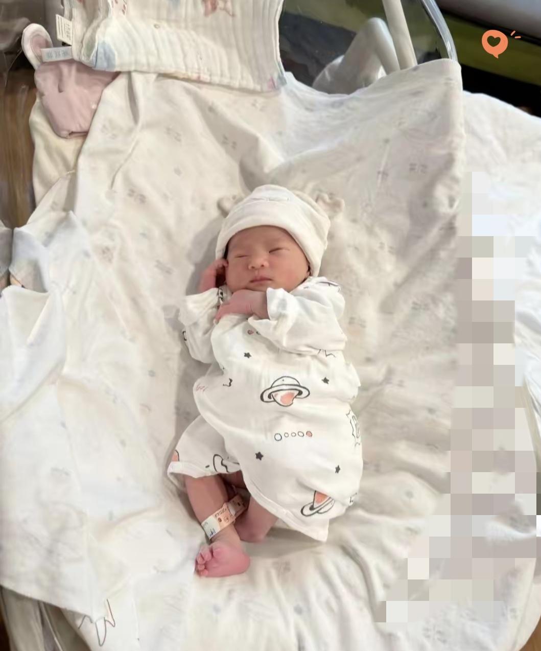 产房里新生男婴没了呼吸，
医生都准备放弃，
实习护士小林偏犟着要试试！

她没管