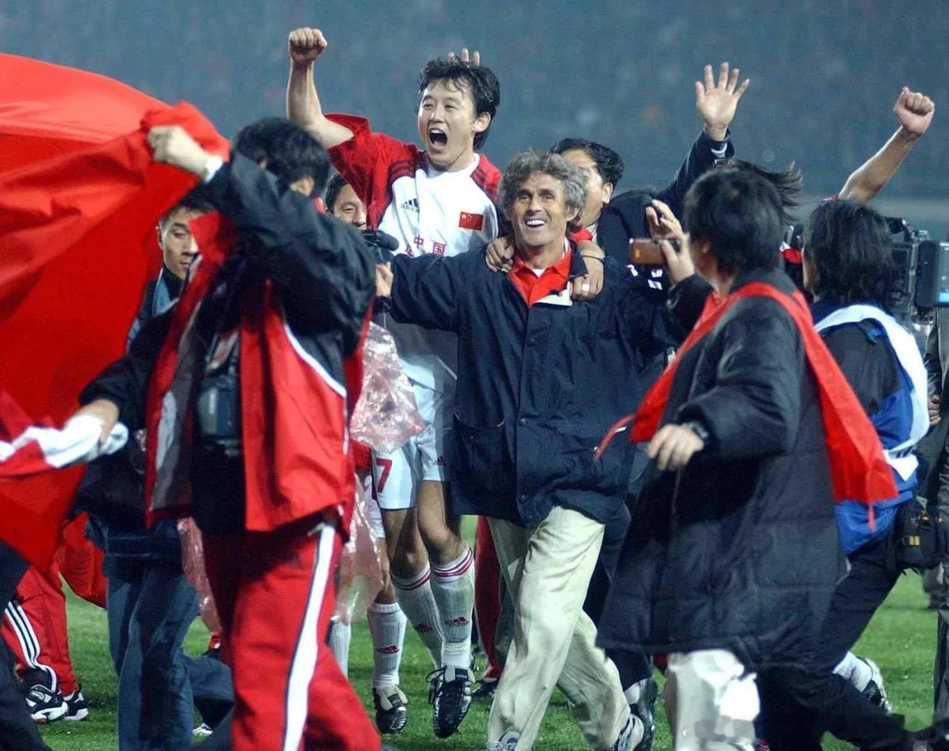 82岁的中国足坛传奇教练米卢蒂诺维奇顺利抵达沈阳，时隔11年重返这座国足出线福地