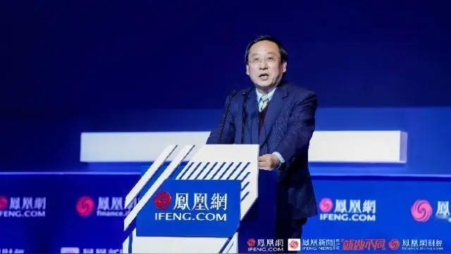 国际舞台“舌战大佬”，私下竟在机场独自拖箱？这反差绝了
 
谁能想到，常在国际上