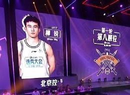 反悔了！北控队今年的8号新秀柳锐自宣将退出CBA职业联赛，他说出的理由是自己有伤