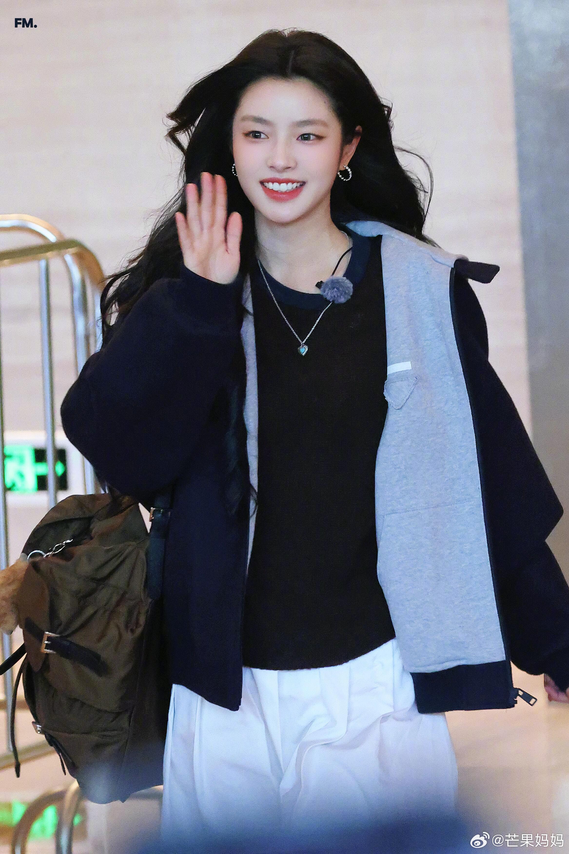 徐若晗出发桃花坞录制，这个五千状态好好，明媚小兔子🐰🥰 