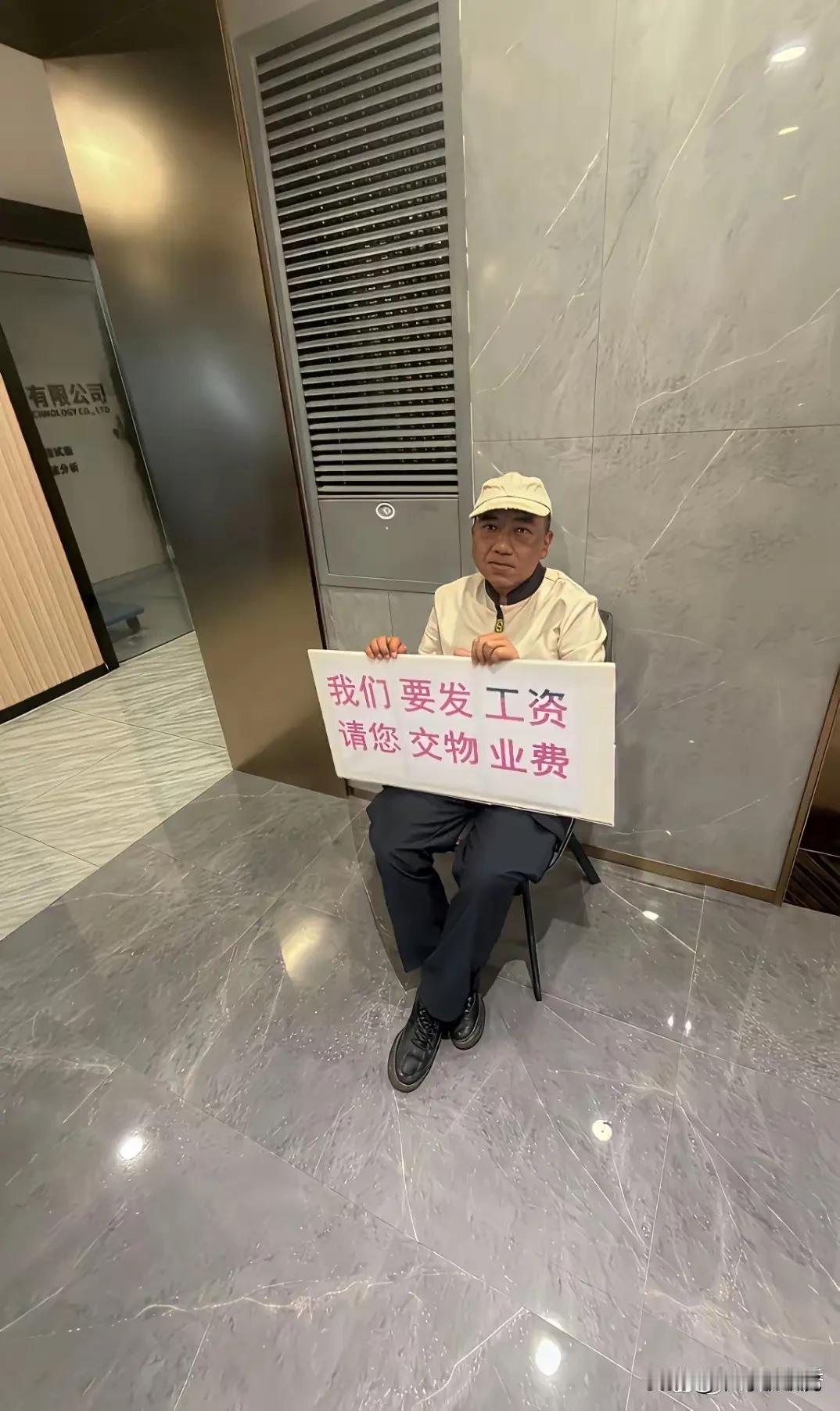 网友晒出小区里的一幕，不得不说，惊呆了啊！[捂脸][捂脸]