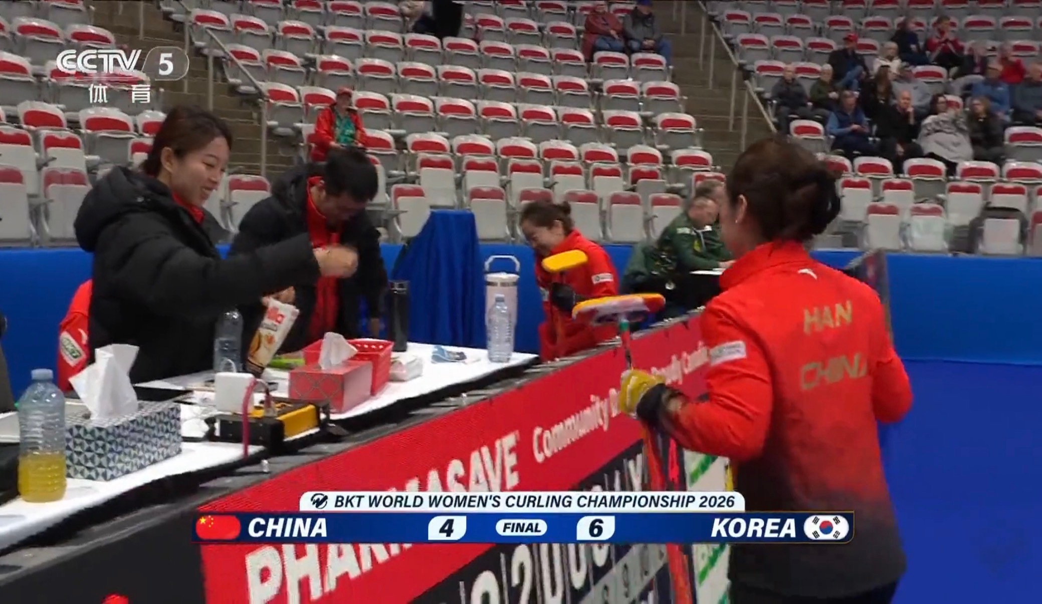 2026女子冰壶世锦赛 中国队4-6不敌韩国，循环赛目前5胜6负，最后一场必须赢