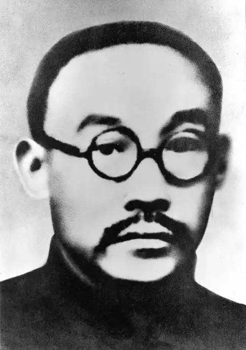 1907年，何叔衡的妻子连生3女，族人纷纷劝道：“快纳个妾吧，大才子总不能无后。