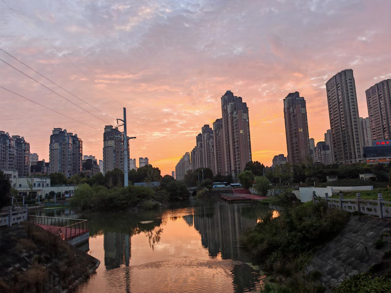 阜阳宋街的晨光熹微，真的是藏在皖北城里最容易被错过的宝藏画面。
六点多钟天刚褪完