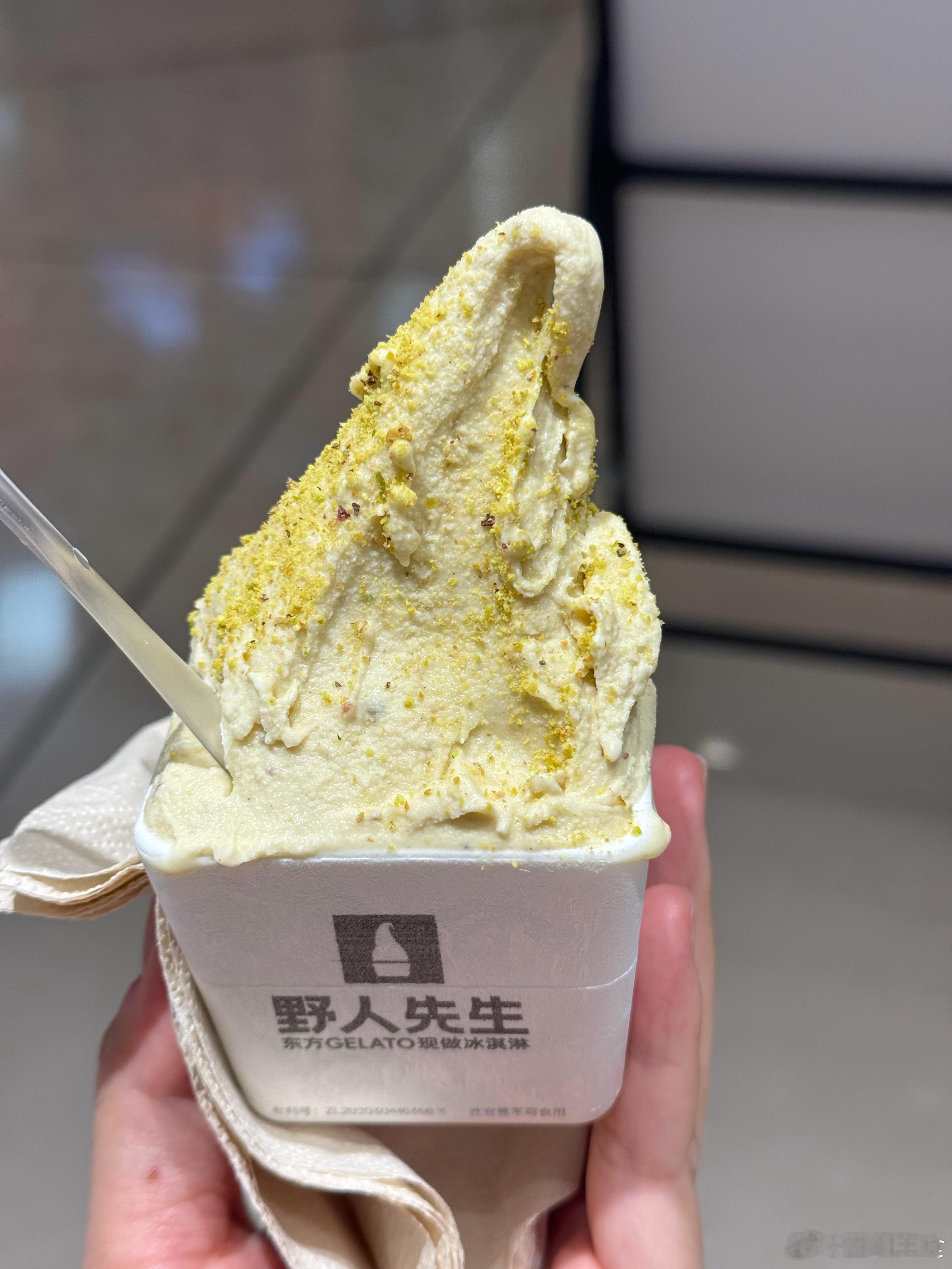 路过这家冰淇淋，试吃了开心果口味，有点惊艳，开心果味很浓郁，也不是很甜。果断买了