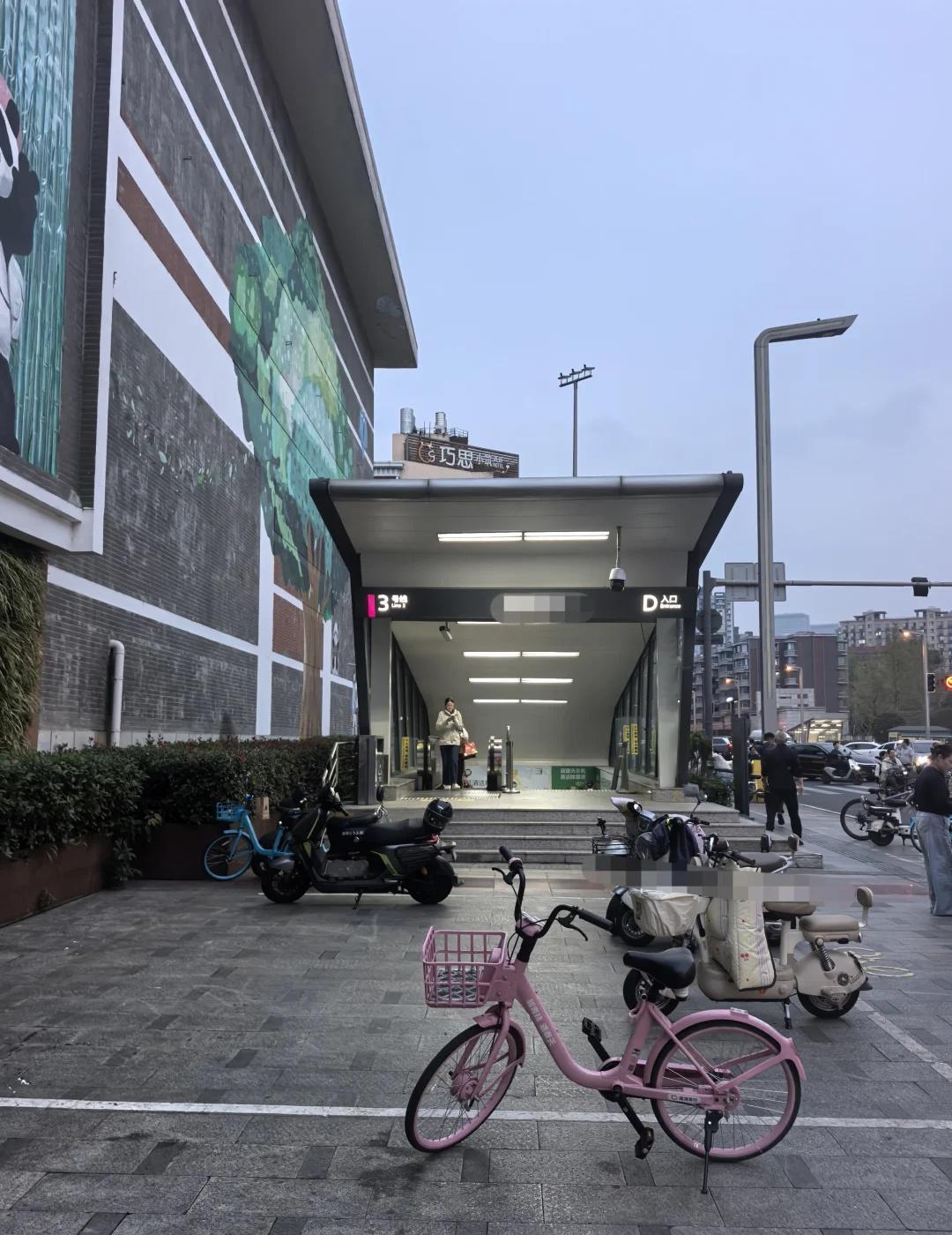 你绝对猜不到这是哪个城市哪个站
每天必经之路，多少雨水汗水，只为了左侧院墙之内的