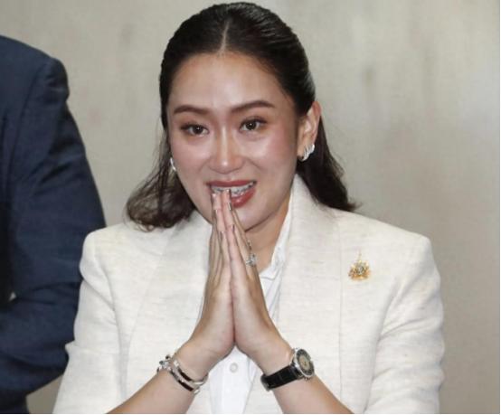 阿努廷刚上任，屁股还没坐热，泰柬边境突然炸了，73岁泰王亲自出手。
 
当地时间