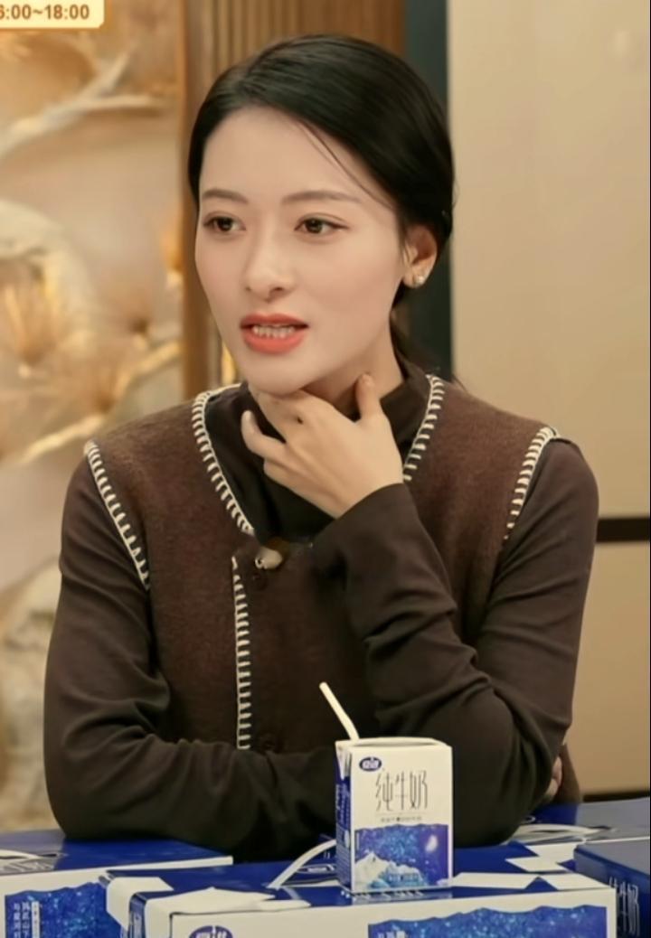 安安被骂穿得像老太太，她笑了。
没怼，没删，没哭。
说：“姐这叫经典款，你家奶奶