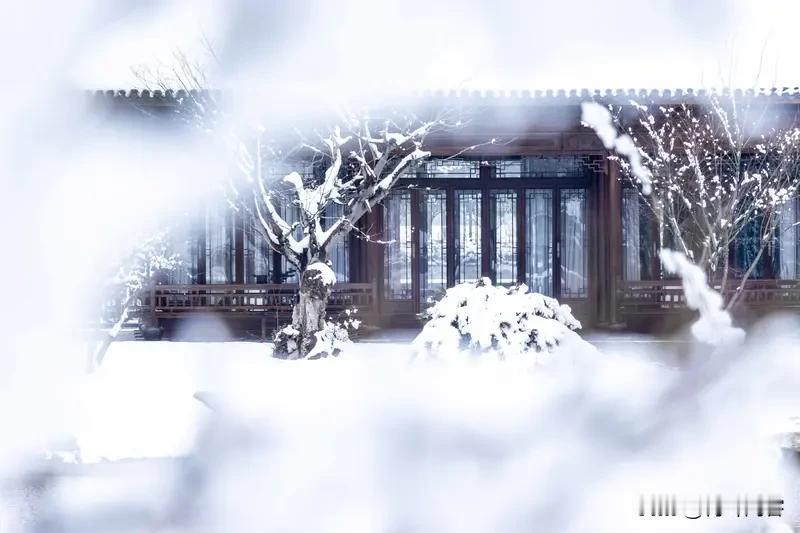 上联：庭前观雪落；
下联：屋后嗅梅香。
友友请展示下联 对下联 友友请邀下联 友