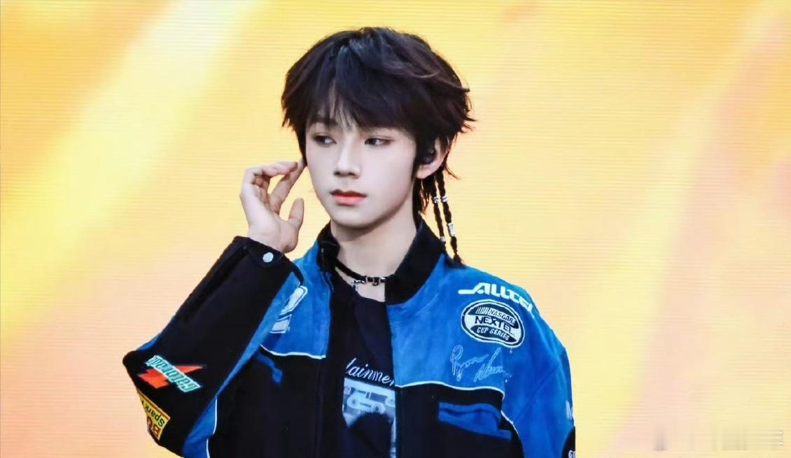 王橹杰饭拍出图  新音收官日的惊喜暴击！王橹杰饭拍生图抗住所有镜头，眉眼间的少年