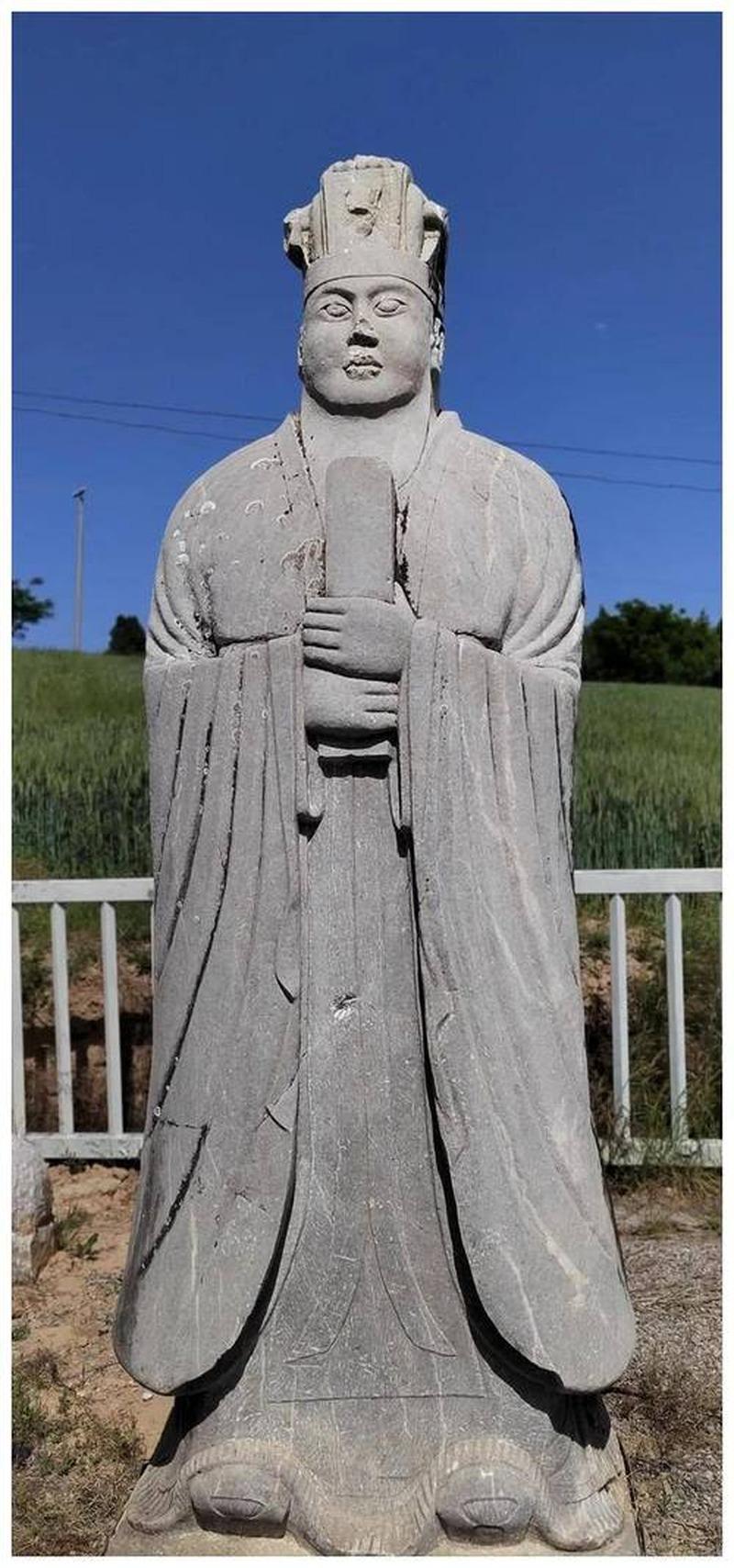 762年，一个宦官当着皇帝的面，把皇后从寝宫里强行拖走。

更荒唐的是，皇帝就在