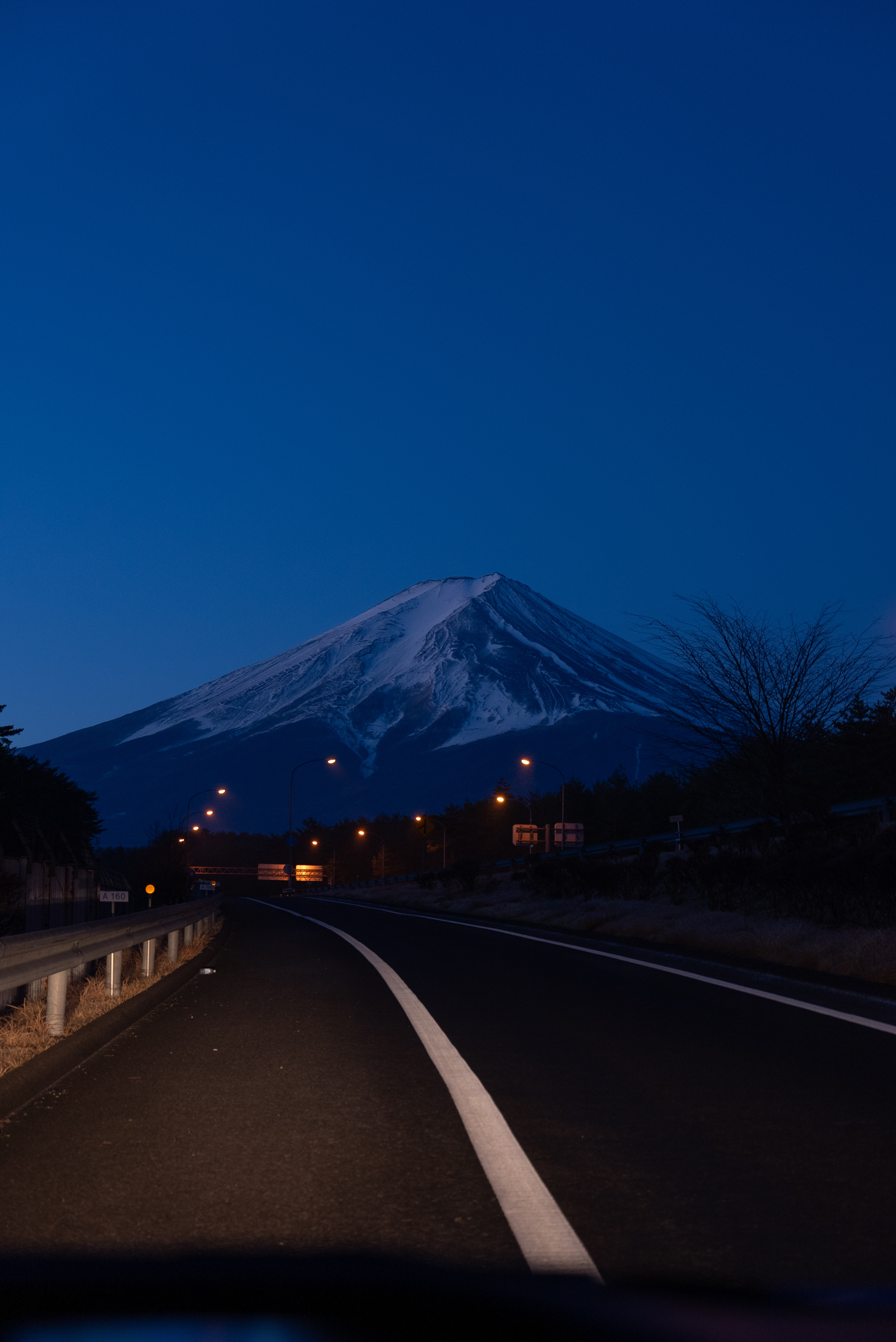 自驾在富士山绝美的星&夜🌌提前抵达在地图上提前选定的日出点位，却被山脚升腾的晨
