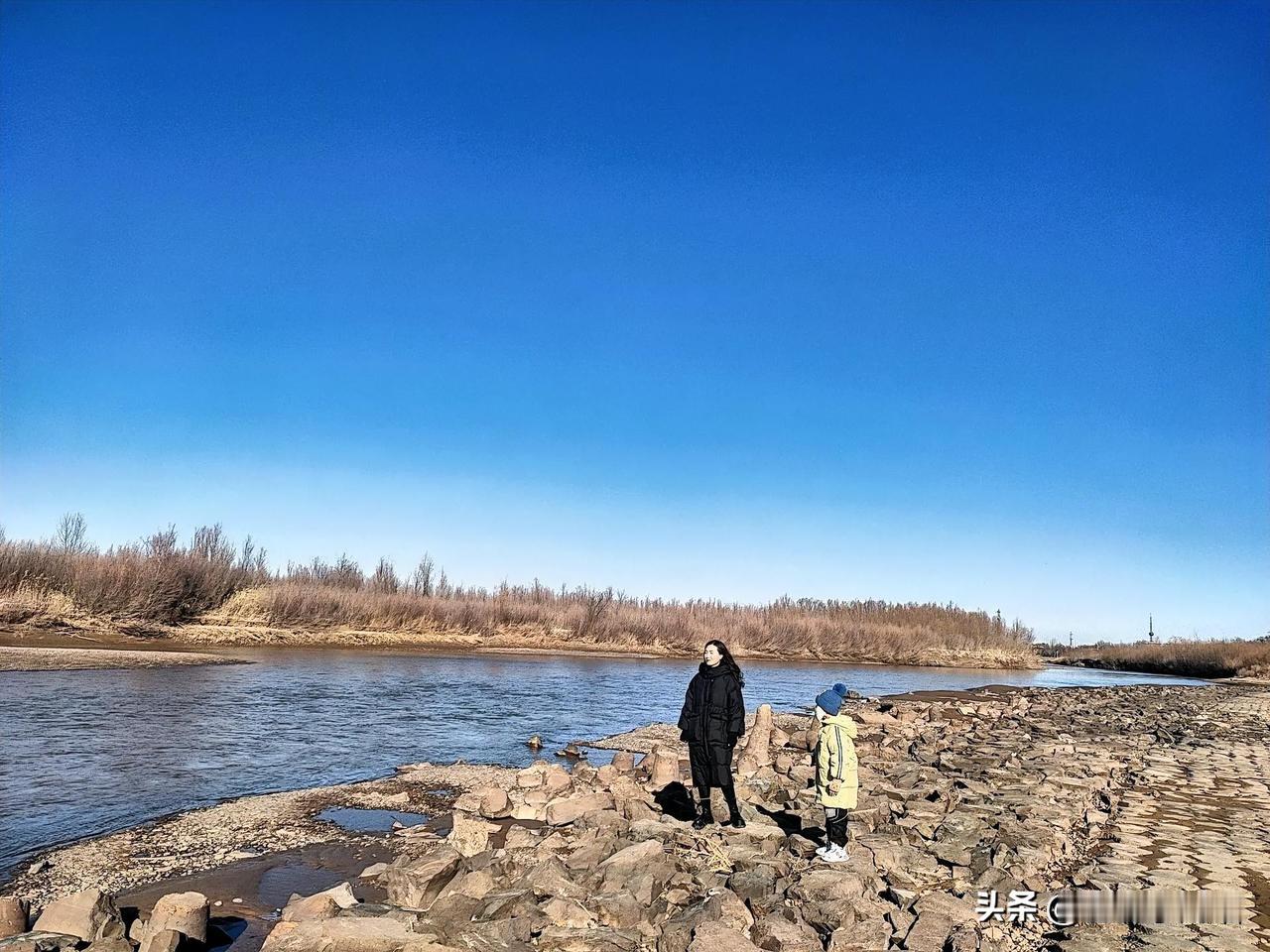 翻出老照片才惊觉，那个爱臭美、馋嘴的懵懂少女早不见了。

现在的我，是围着灶台和